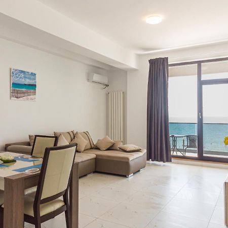 B&P Apartments Promenada Navodari Bagian luar foto