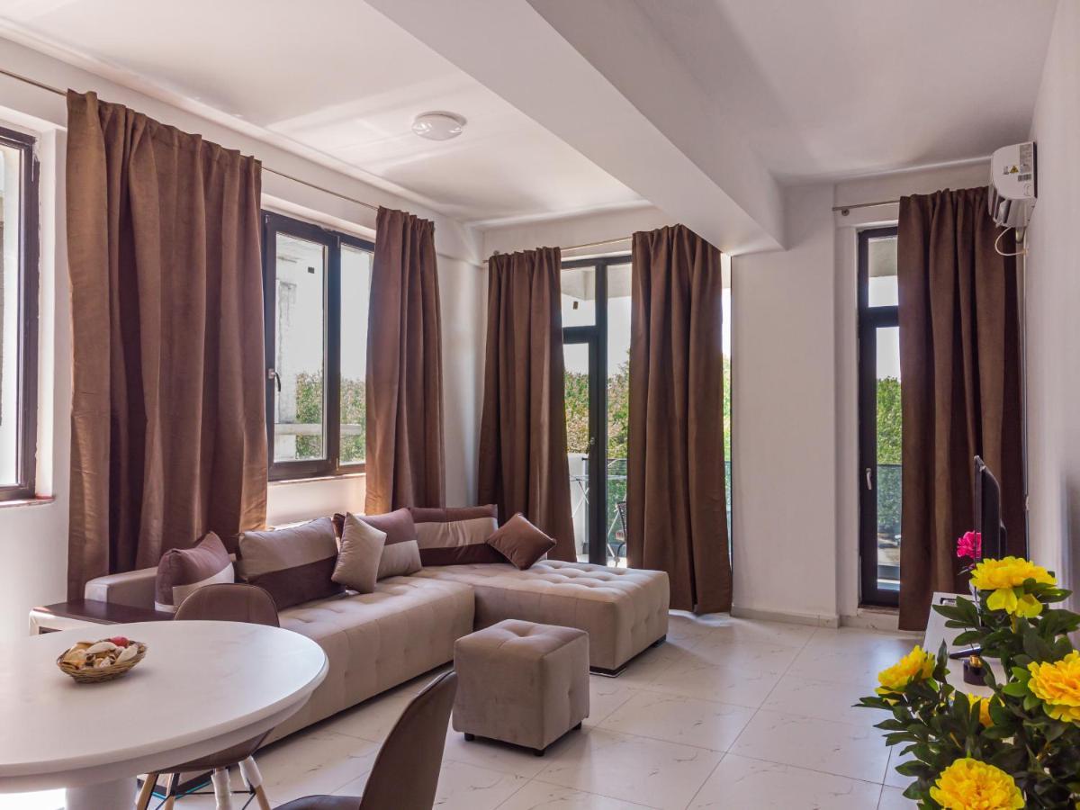 B&P Apartments Promenada Navodari Bagian luar foto