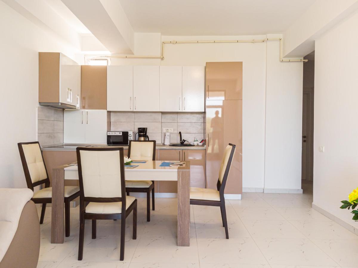 B&P Apartments Promenada Navodari Bagian luar foto