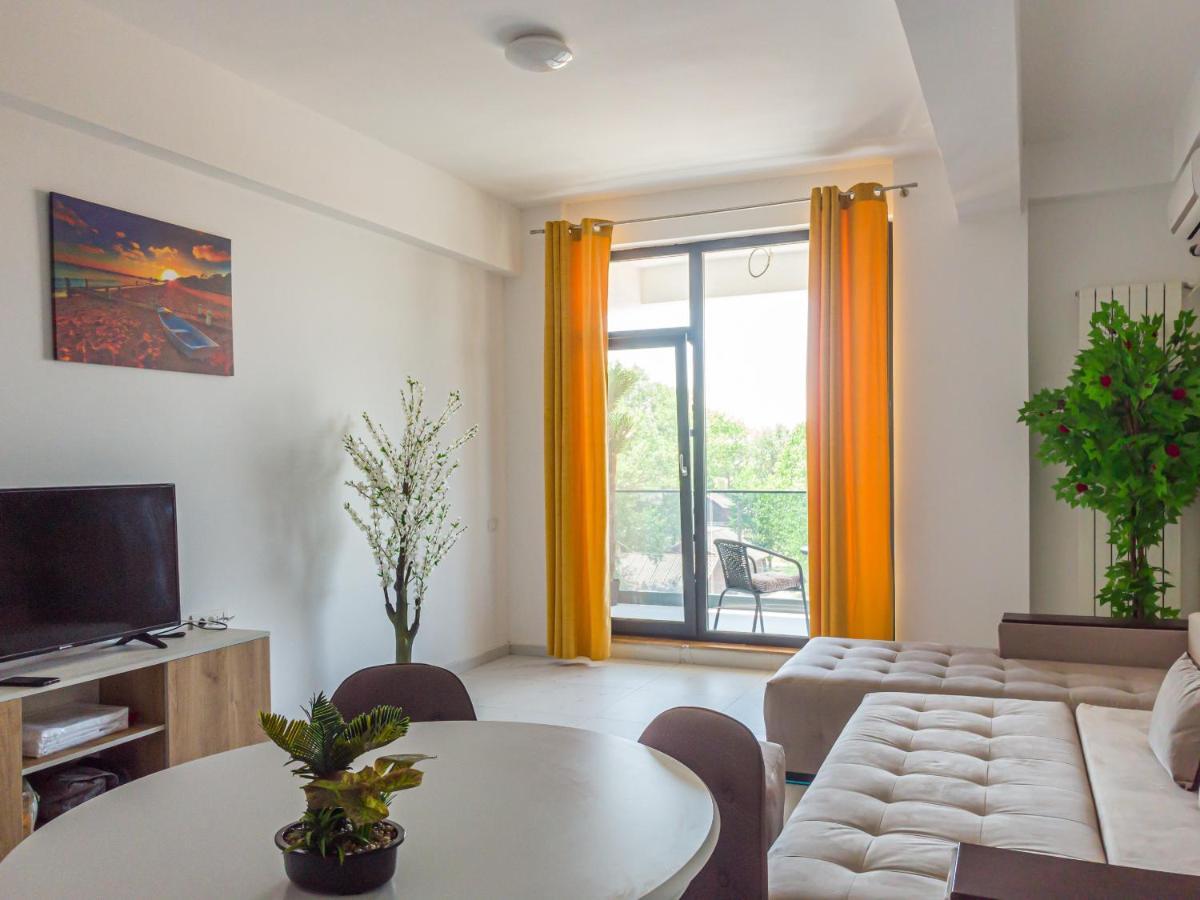 B&P Apartments Promenada Navodari Bagian luar foto