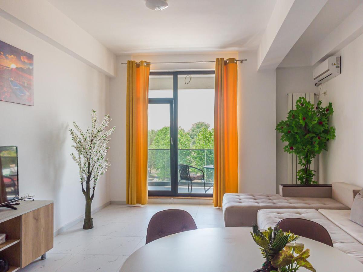 B&P Apartments Promenada Navodari Bagian luar foto