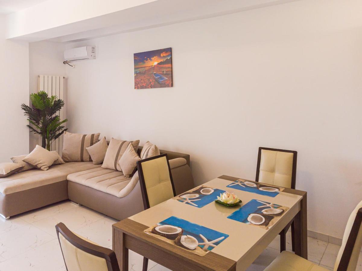 B&P Apartments Promenada Navodari Bagian luar foto