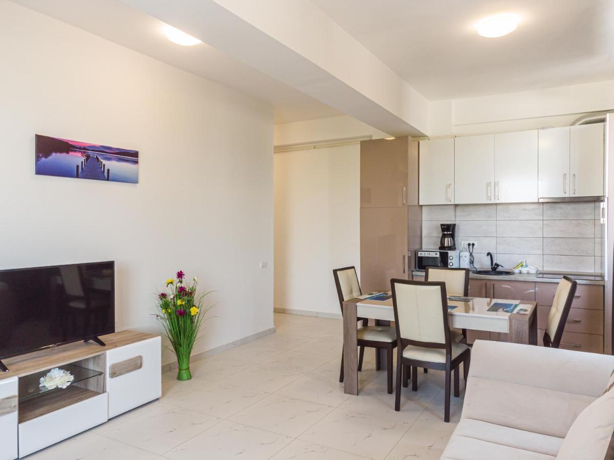 B&P Apartments Promenada Navodari Bagian luar foto
