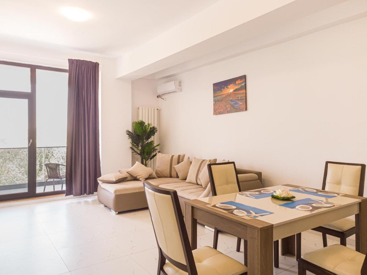 B&P Apartments Promenada Navodari Bagian luar foto