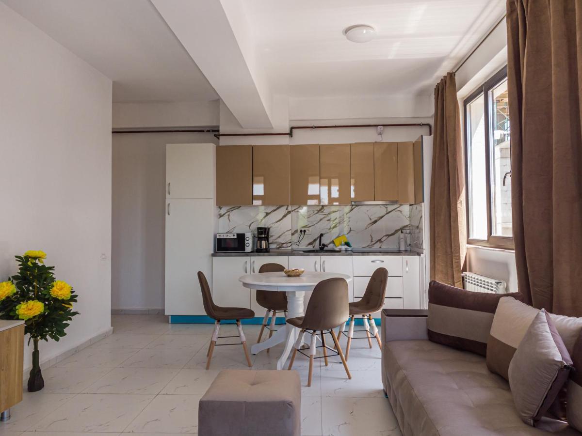 B&P Apartments Promenada Navodari Bagian luar foto