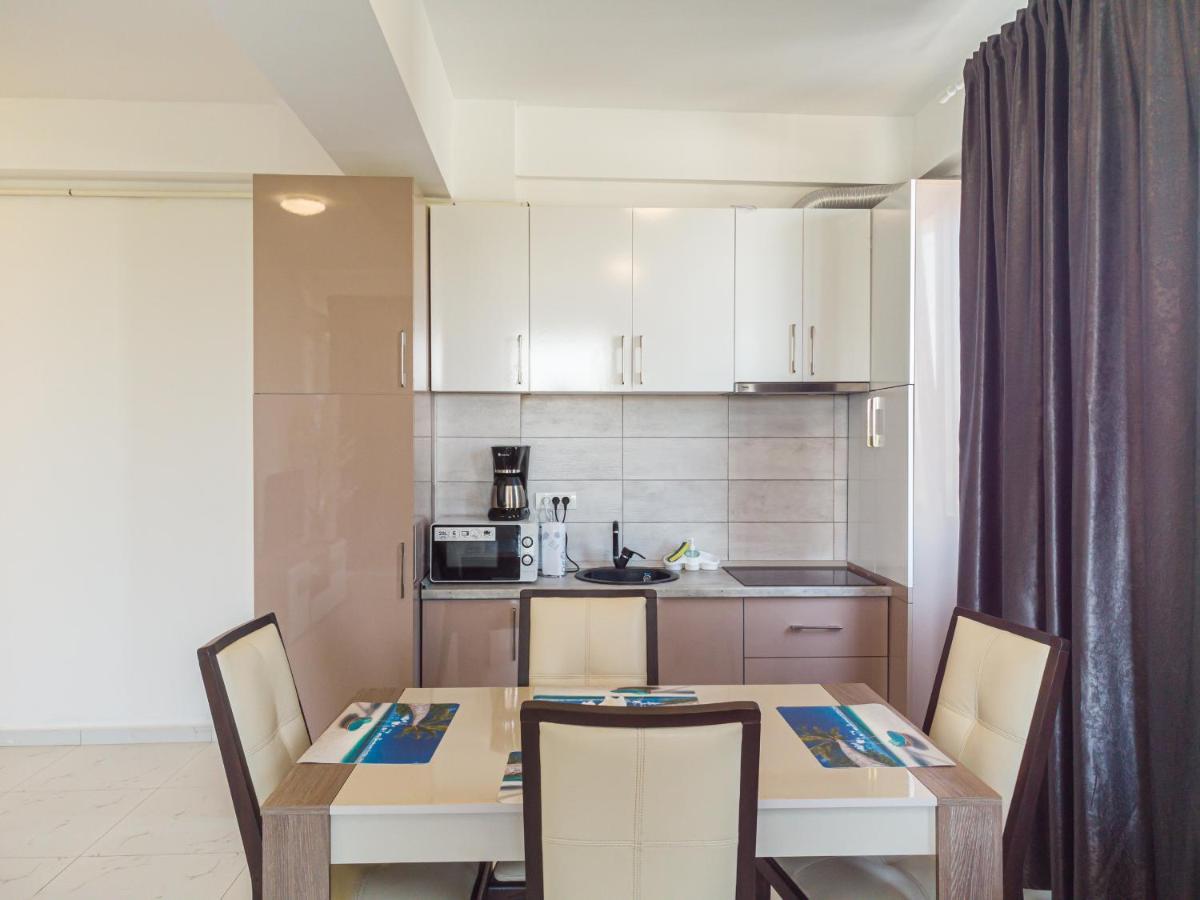 B&P Apartments Promenada Navodari Bagian luar foto