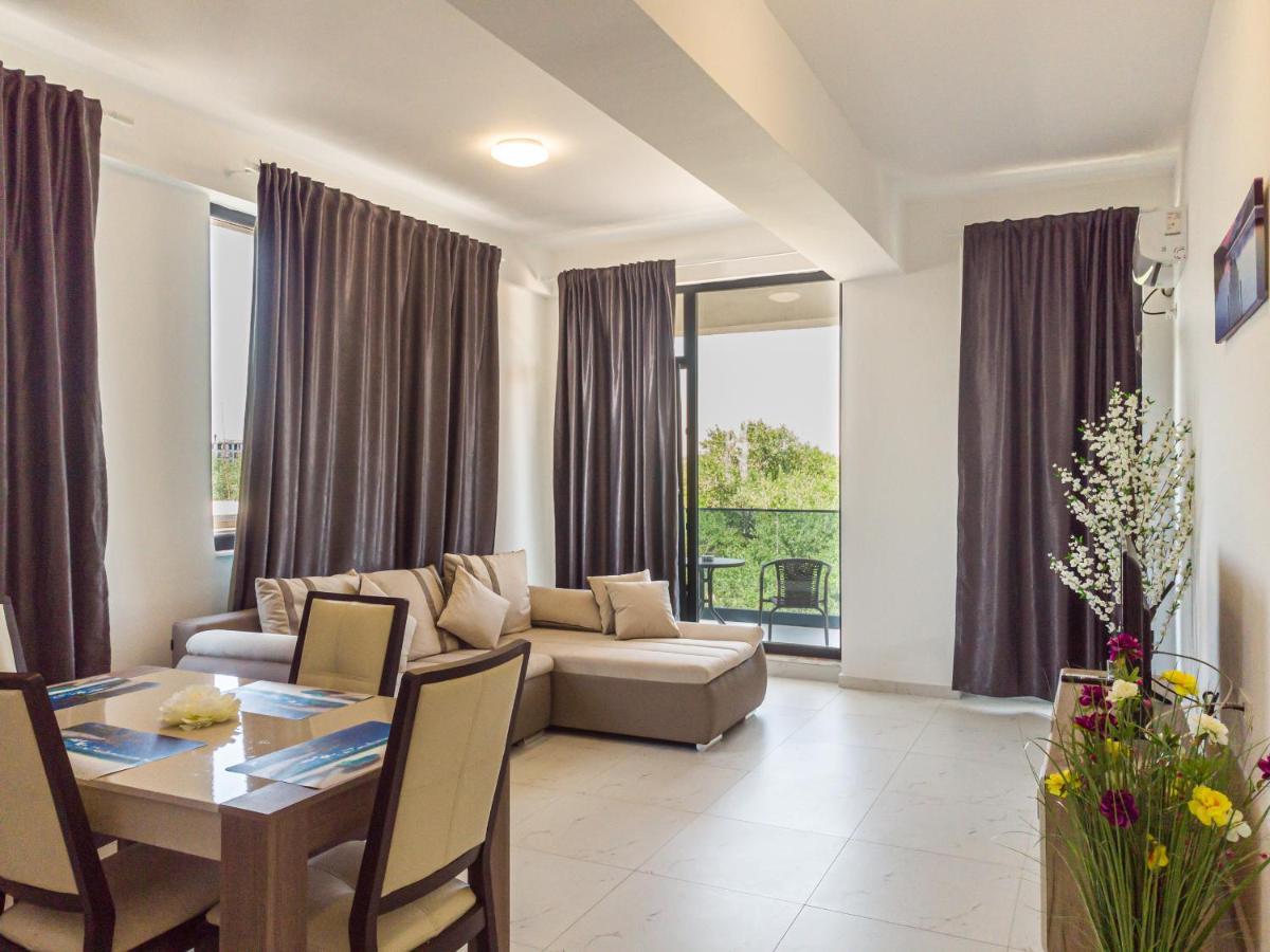 B&P Apartments Promenada Navodari Bagian luar foto